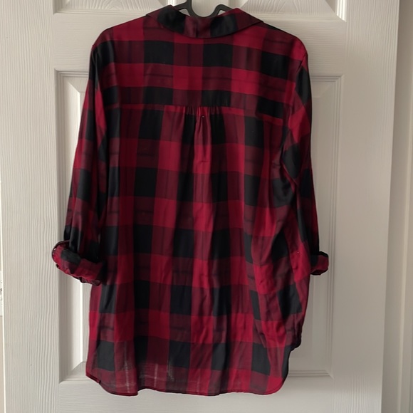 Deep V crisscross plaid top. - Picture 5 of 5